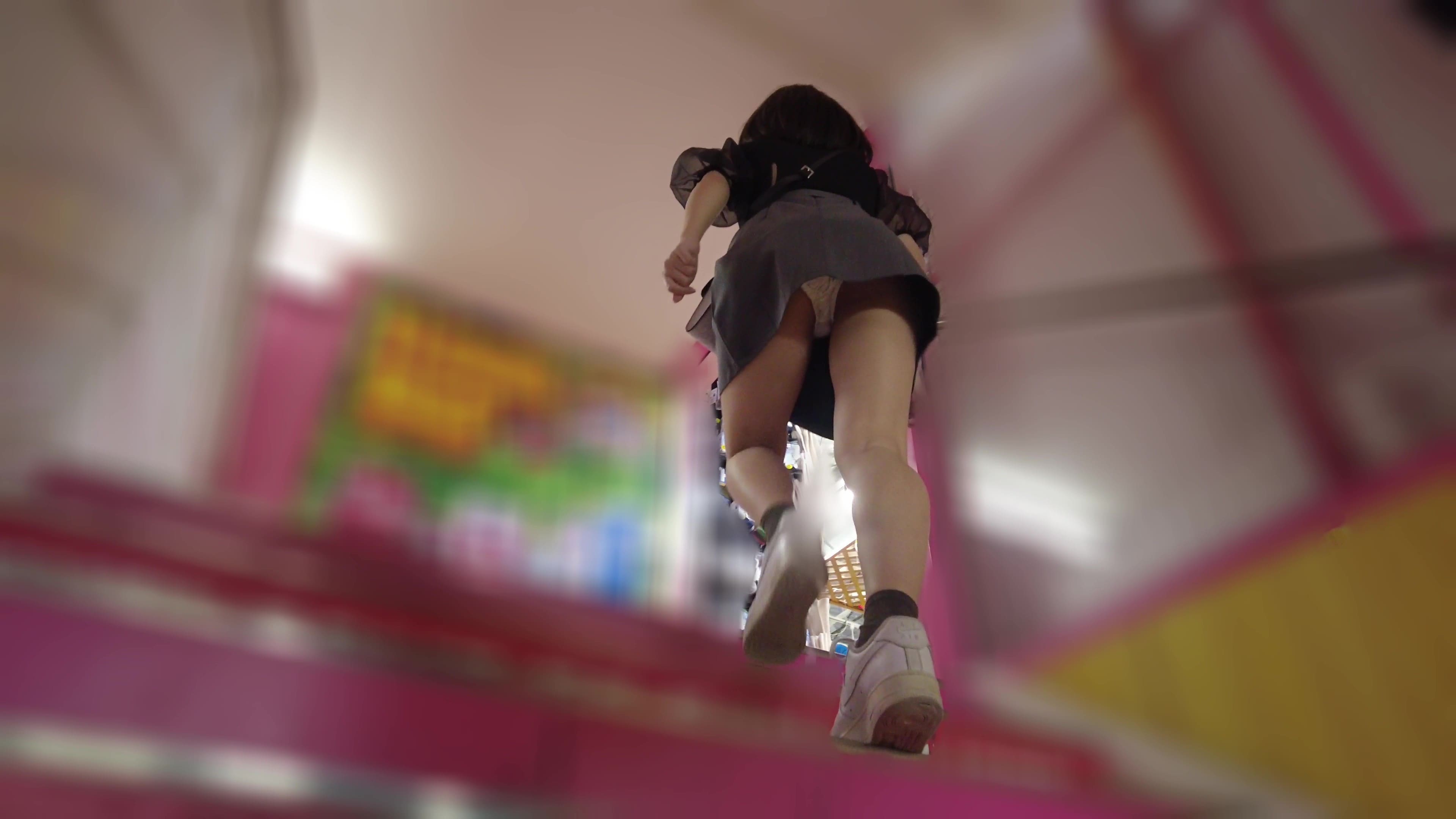 サテンパンツをとにかくアップで見たい