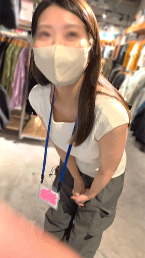 【働く女性の胸ちら ver.3】 〜スポーツ用品店で働く純白美女の胸ちら〜