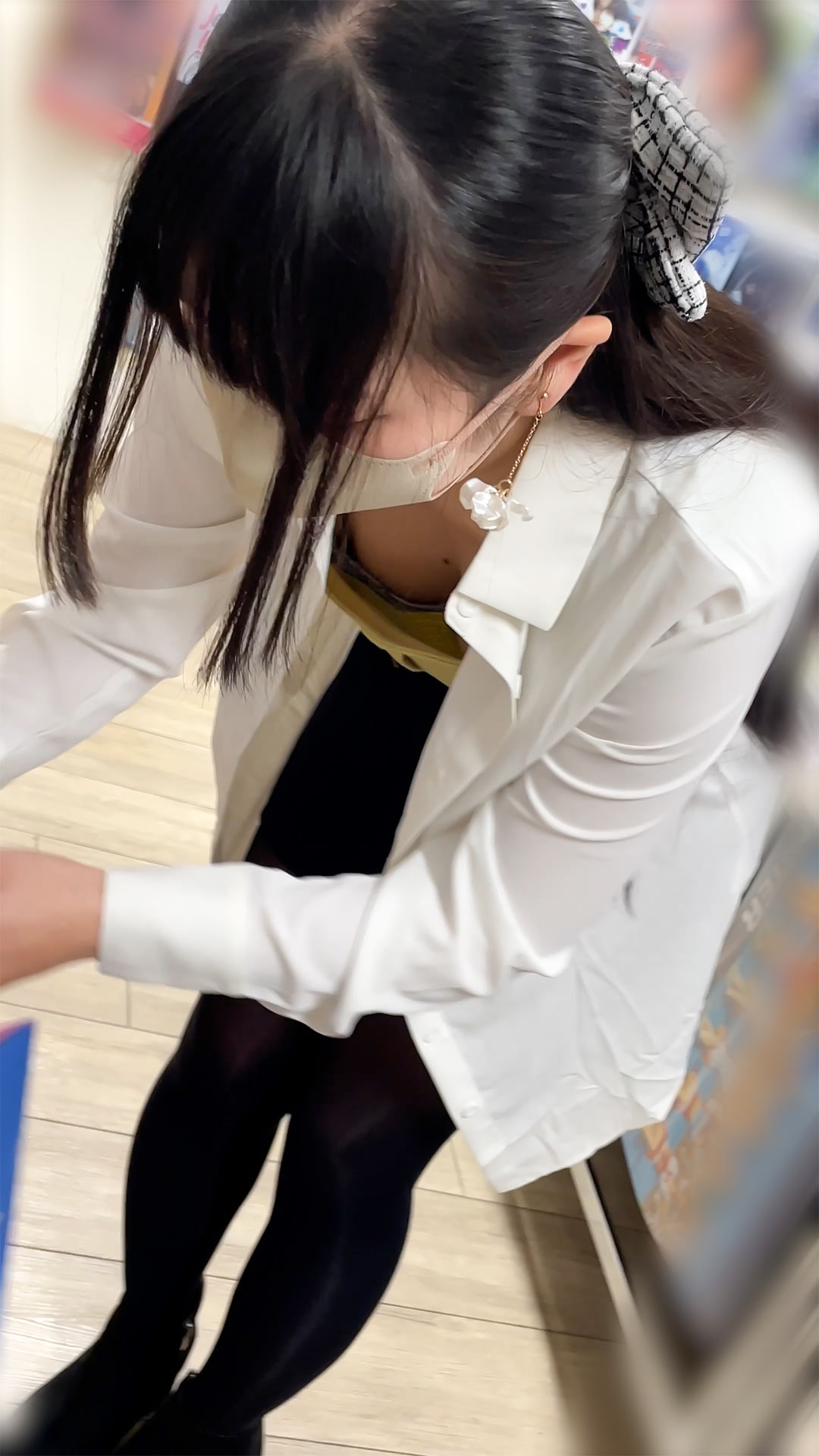 【働く女性の胸ちら ver.7】 〜アイドルショップで働く韓国系巨乳店員の胸ちら〜