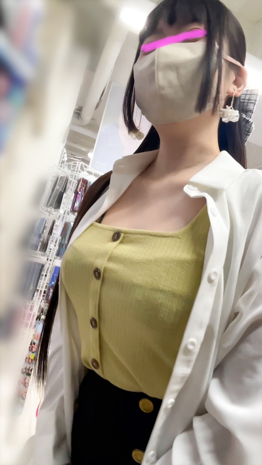 【働く女性の胸ちら ver.7】 〜アイドルショップで働く韓国系巨乳店員の胸ちら〜