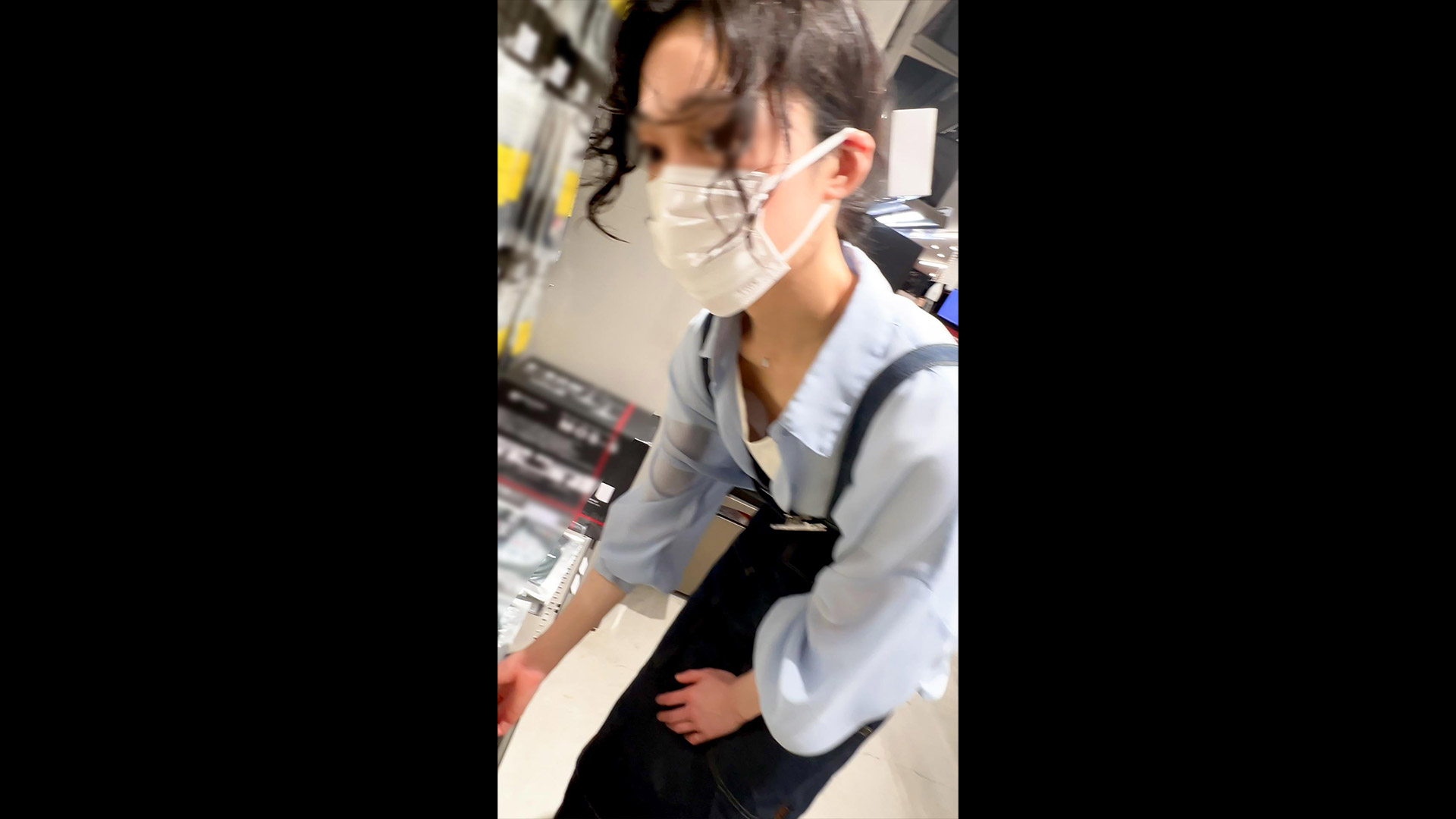 【ノーブラ店員の胸ちら ver.11】 〜真面目な接客中に見えた店員さんの隠しきれていない乳首〜