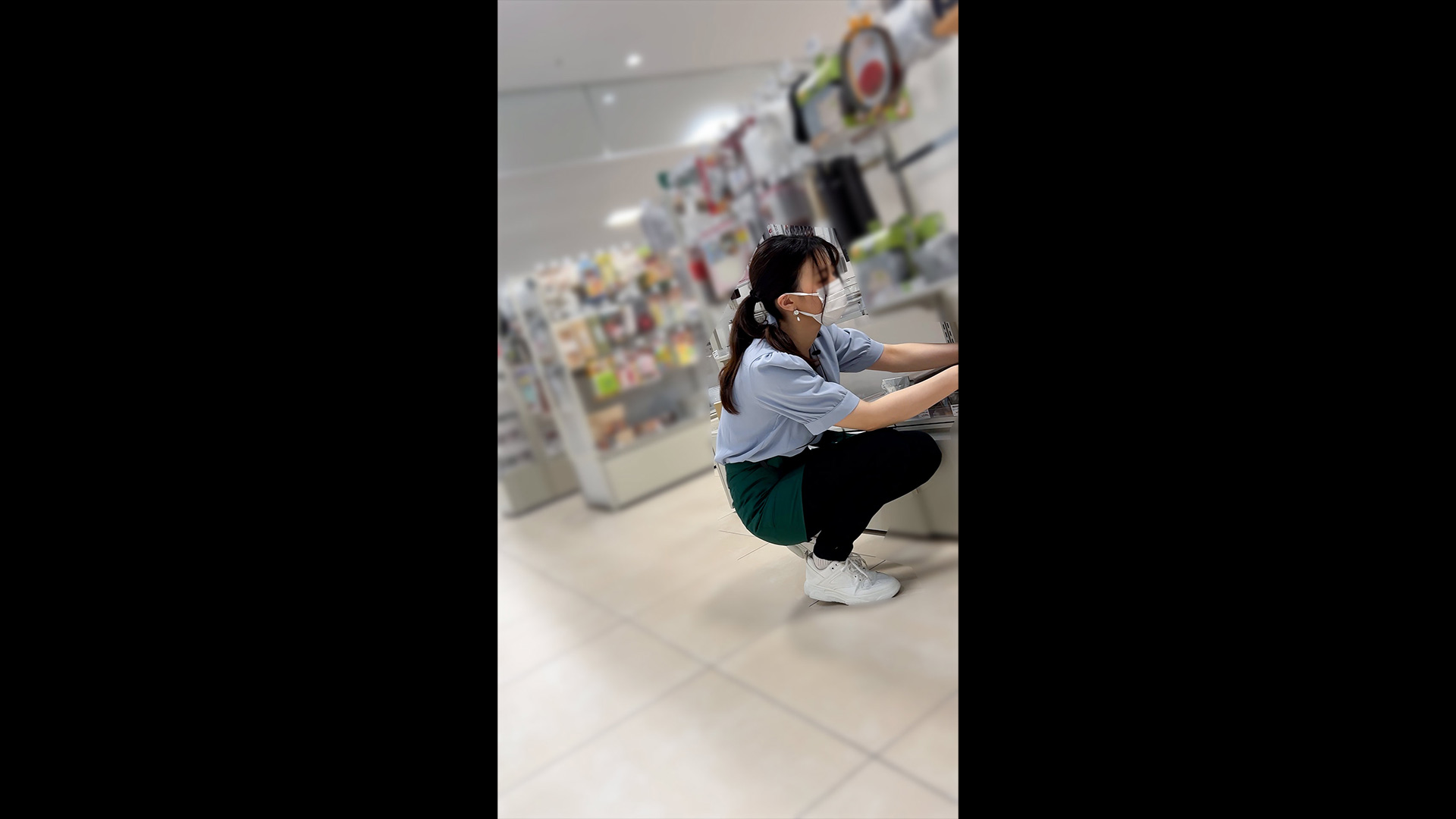 【ノーブラ店員の胸ちら ver.11】〜テキパキ働く色白美乳店員のノーブラ接客〜