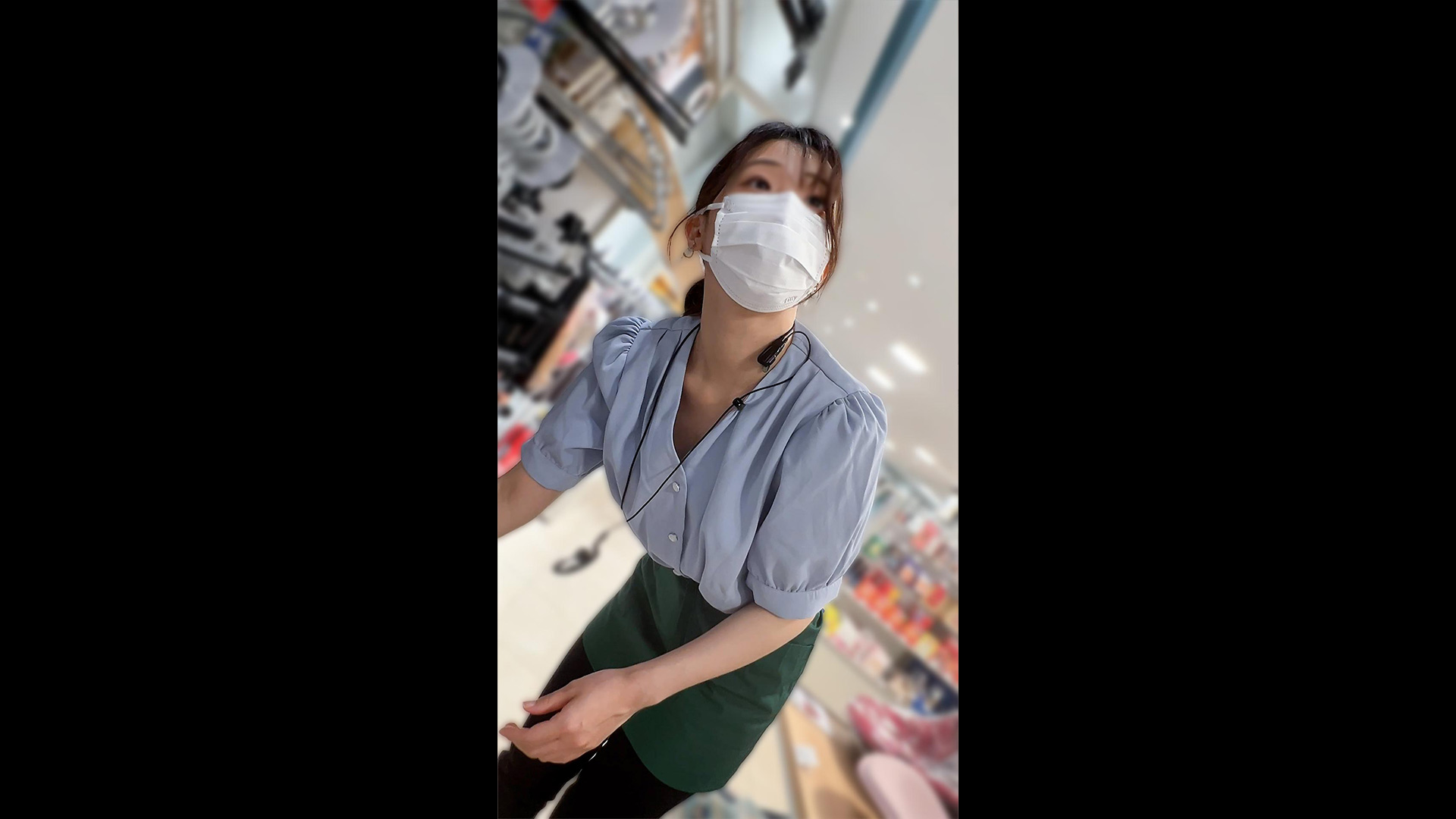 【ノーブラ店員の胸ちら ver.11】〜テキパキ働く色白美乳店員のノーブラ接客〜