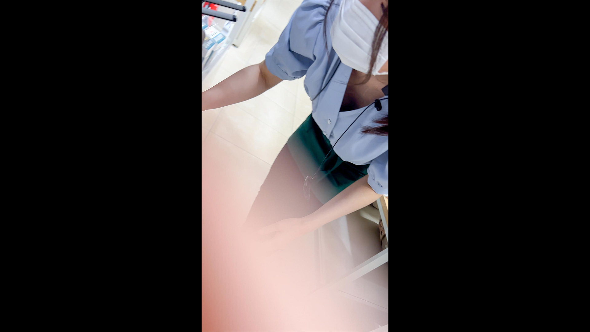 【ノーブラ店員の胸ちら ver.11】〜テキパキ働く色白美乳店員のノーブラ接客〜