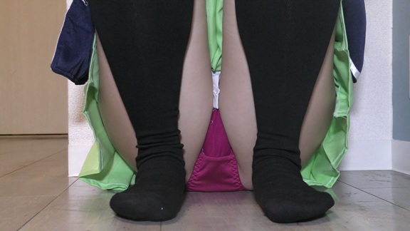 【画像・動画】コスプレイヤーのスカートをローアングル撮影!生パンツをがっつり撮影!~五〇分の花嫁 中〇四葉編 その2~【超接写】