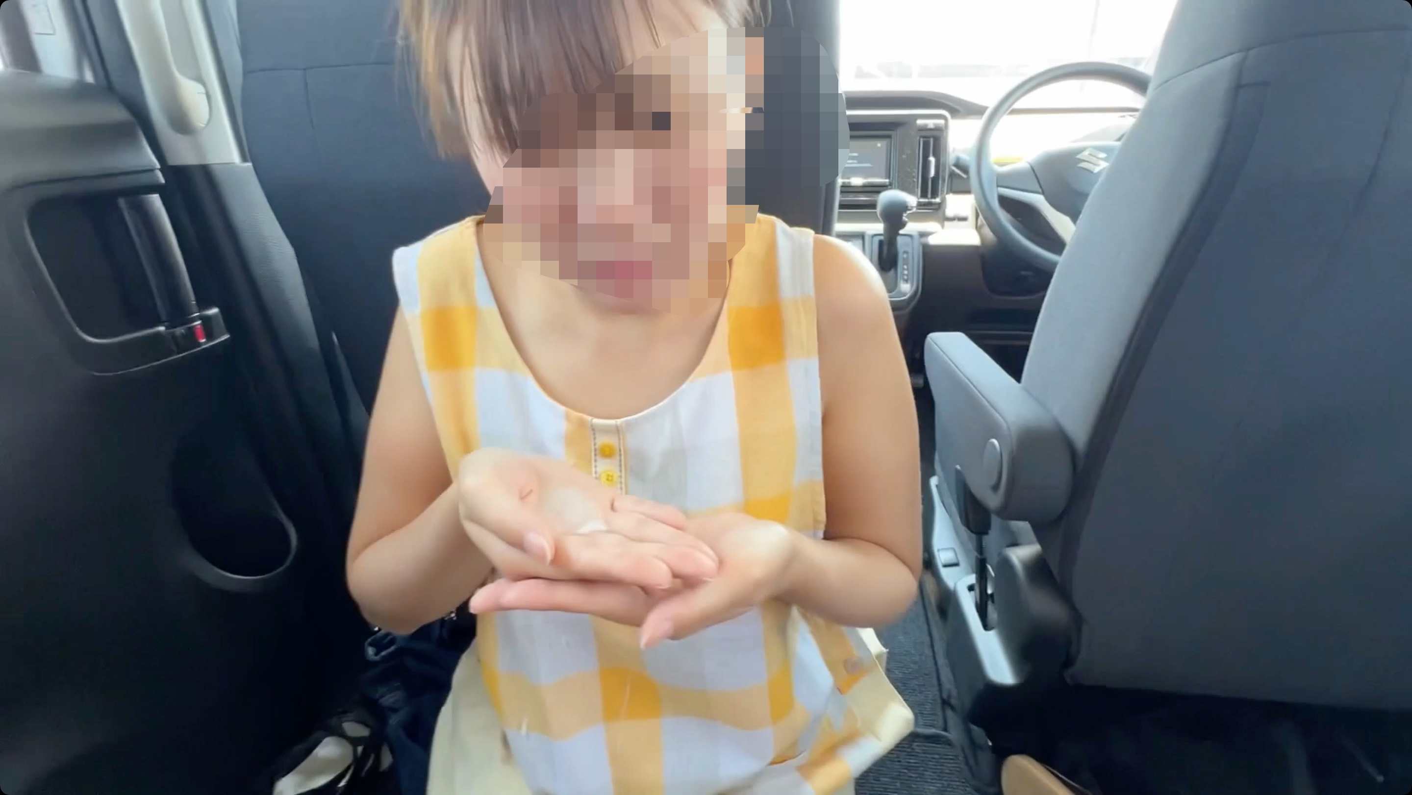 金欠保育士さんが裸エプロンでご奉仕、借金の担保に闇副業！仕事終わりの車内フェラ＆足コキで大量発射！