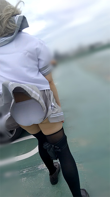 コス初心者の制服美少女に密着同行！足カメで下着を追い、嫌がるお尻も立場を利用して密かに接触！