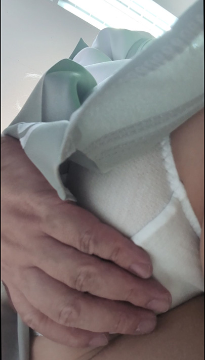 コス初心者の制服美少女に密着同行！足カメで下着を追い、嫌がるお尻も立場を利用して密かに接触！