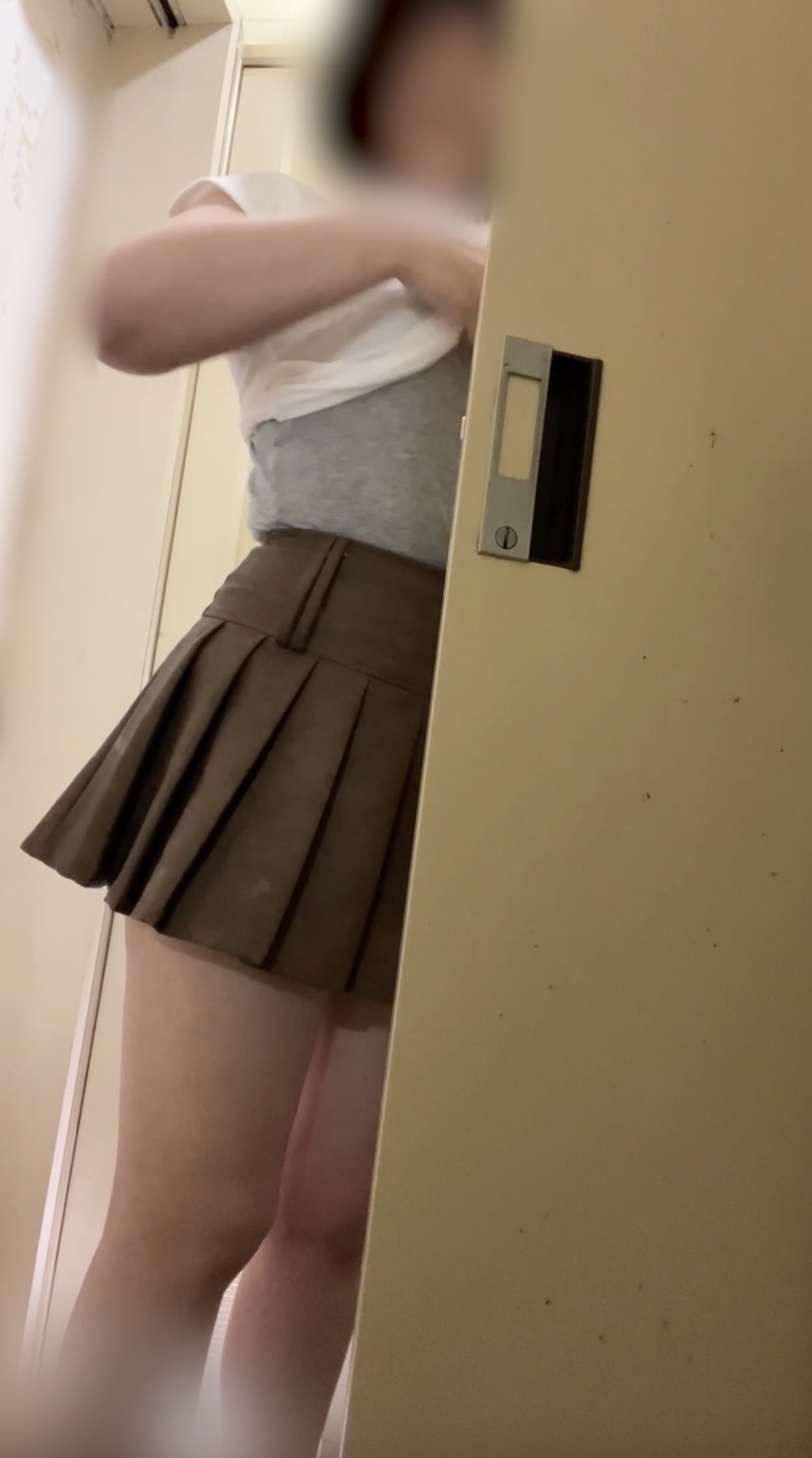 診察室で撮ってしまった看護師の逆さ撮り