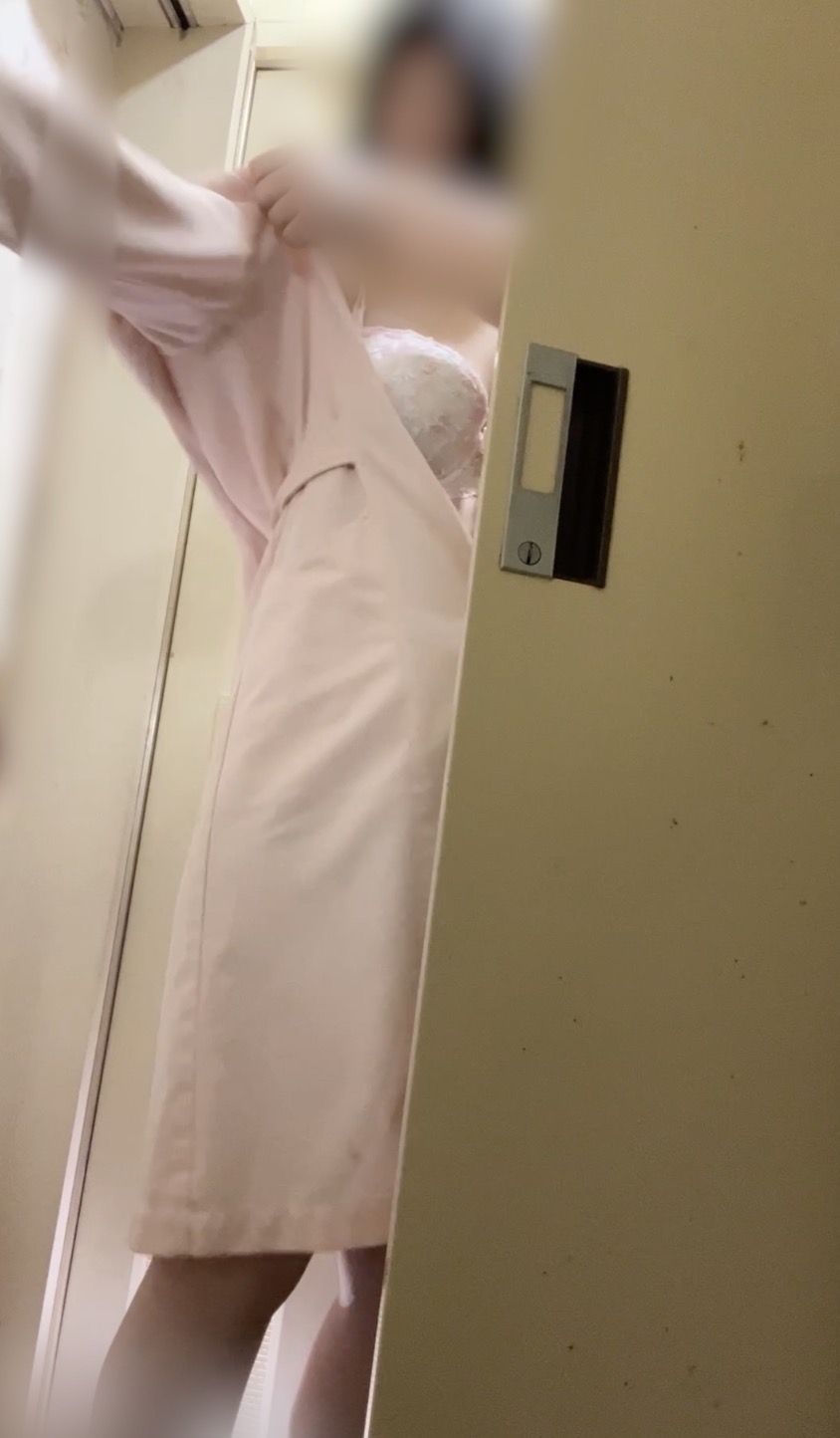 診察室で撮ってしまった看護師の逆さ撮り