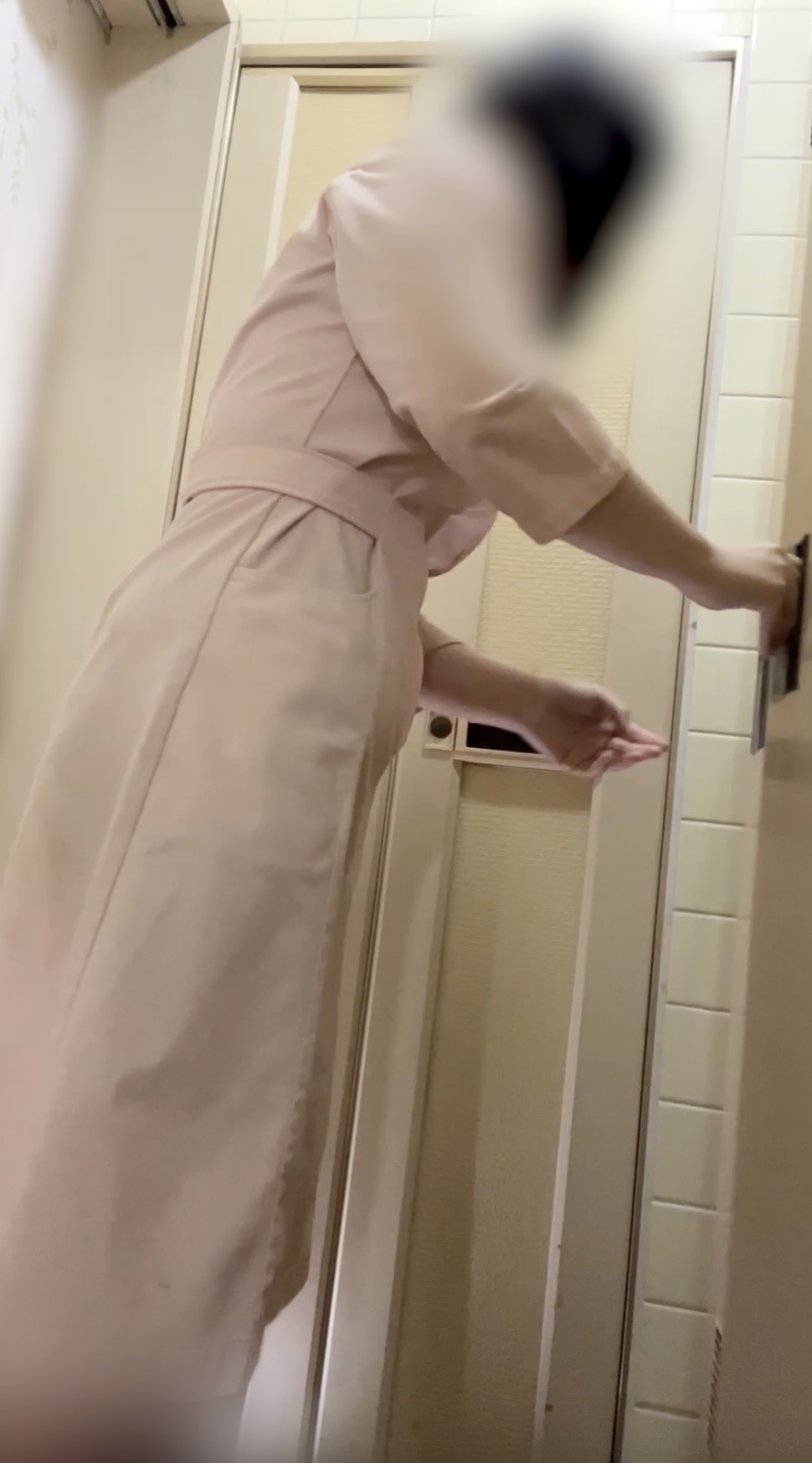 診察室で撮ってしまった看護師の逆さ撮り