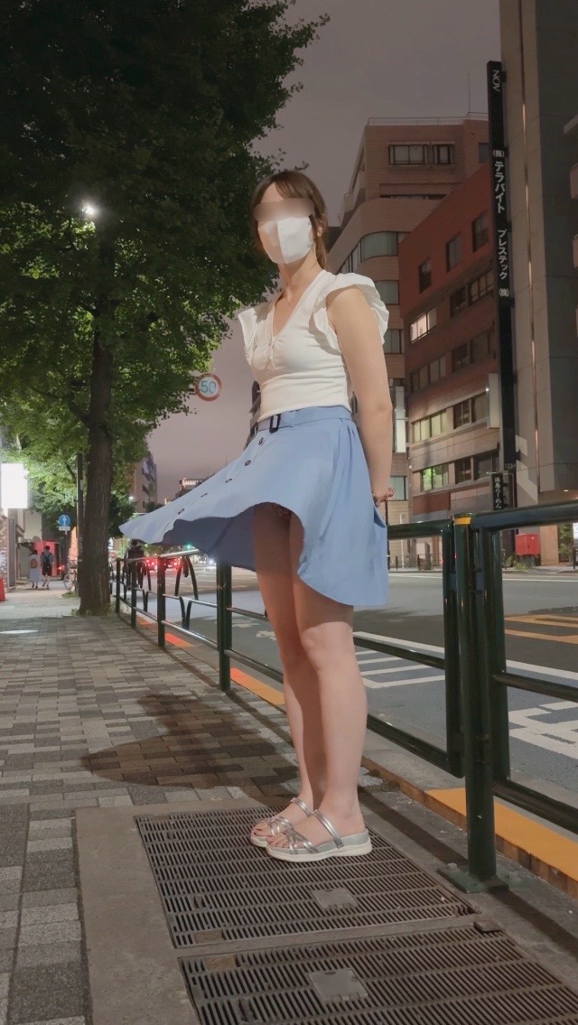 ポニテ女子【道路沿いでハレンチ】中身は真っ赤なバタフライT!!!