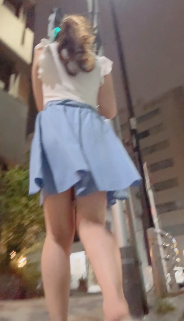 ポニテ女子【道路沿いでハレンチ】中身は真っ赤なバタフライT!!!