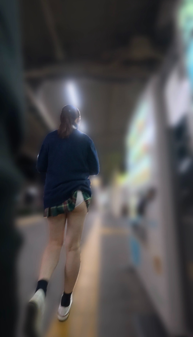 【ポニテミニスカ高身長K】ホームから電車内まで…