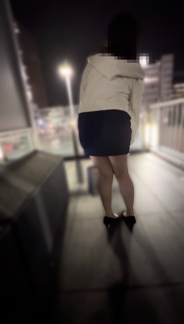 【駅ホームから粘着】デカ尻ミニスカ娘Pは水色チェック!エスカレーターでスマホ突っ込み!