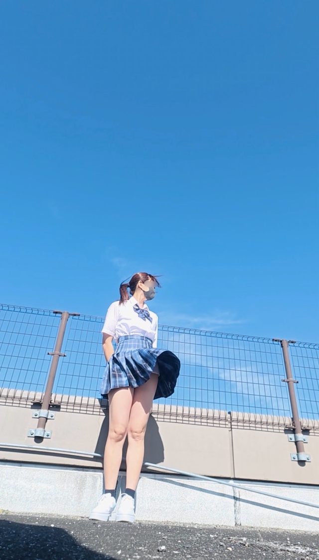 【青チェ女子】ショッピングモール屋上で風チラお願い!!!