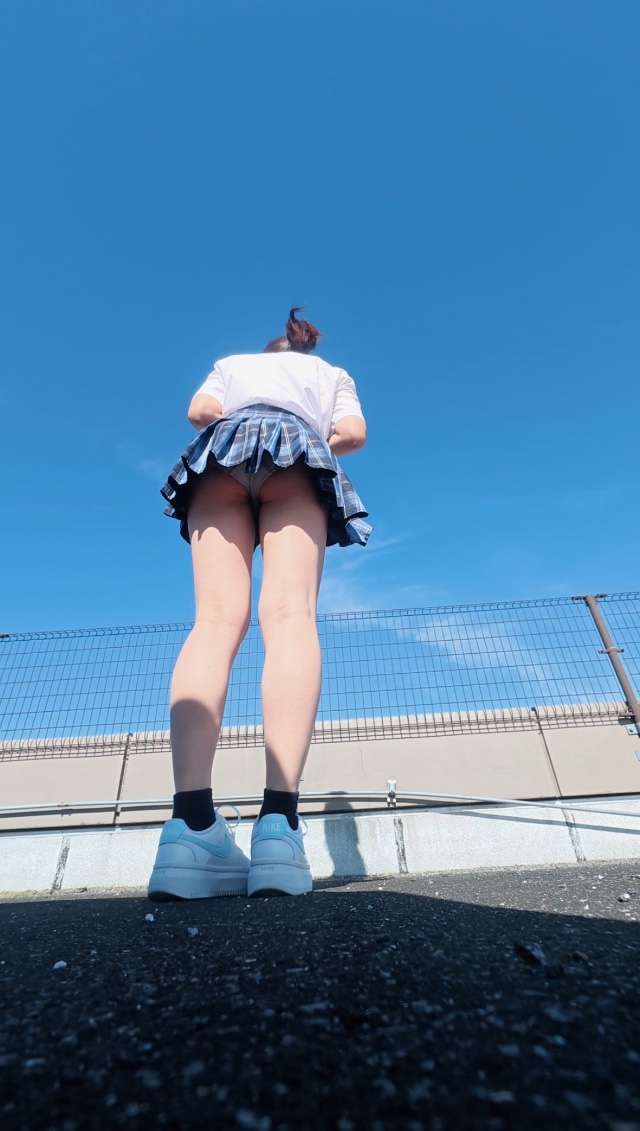 【青チェ女子】ショッピングモール屋上で風チラお願い!!!