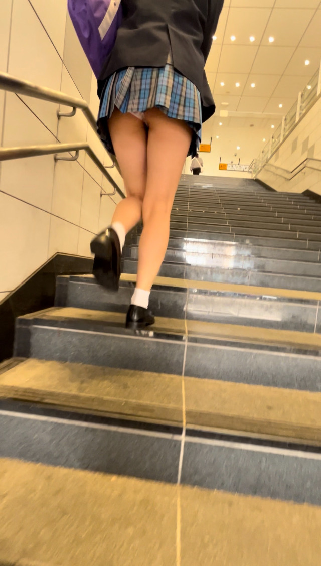 ミニスカ青チェ激カワ女子現る！！