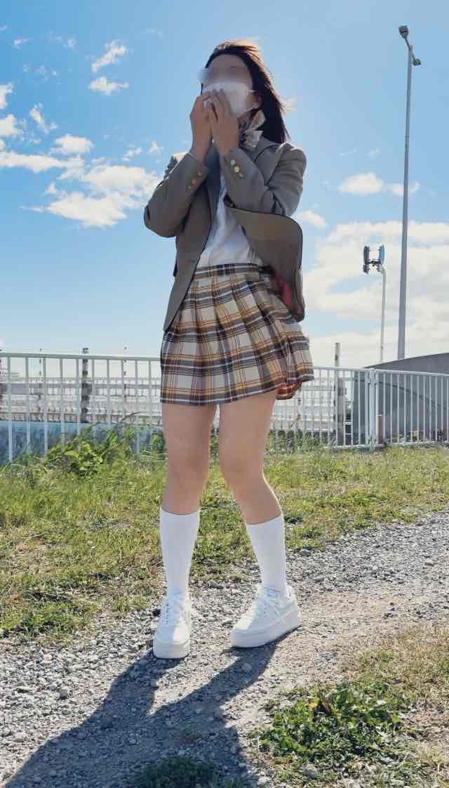 こんな所で?!黄チェのリュック娘に【だっちゅーの♡】ポーズをお願いしてみた!!