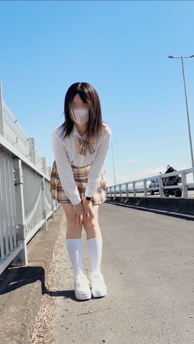 こんな所で?!黄チェのリュック娘に【だっちゅーの♡】ポーズをお願いしてみた!!