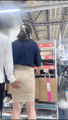 【OL尻モミモミ】買い物中のOL追跡中！！OLに悲劇が！！