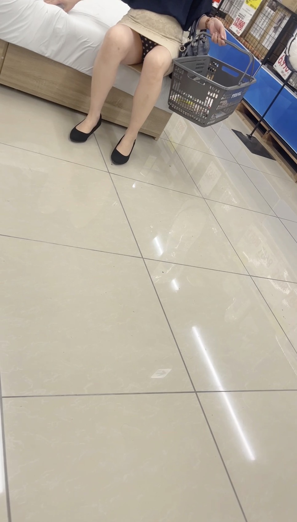 【OL尻モミモミ】買い物中のOL追跡中!!OLに悲劇が!!