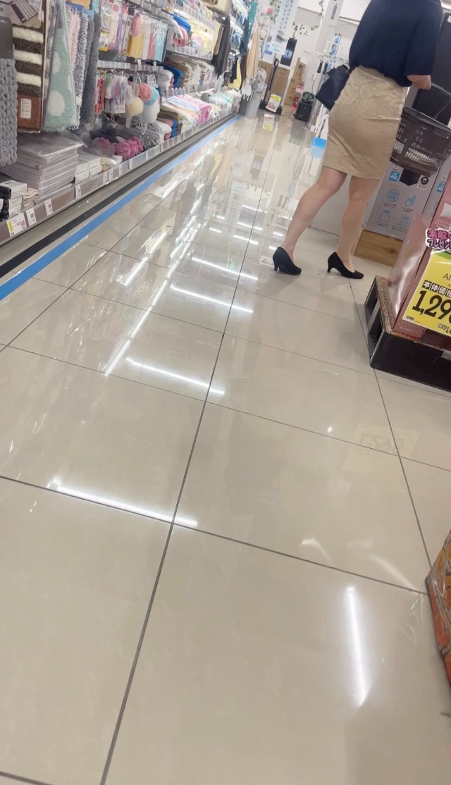 【OL尻モミモミ】買い物中のOL追跡中!!OLに悲劇が!!