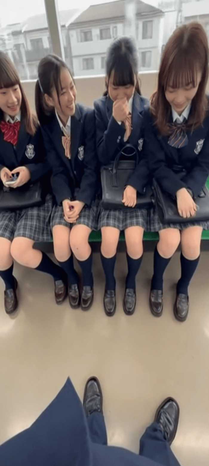 電車内で制服女子4人にちん見せ【AI動画】