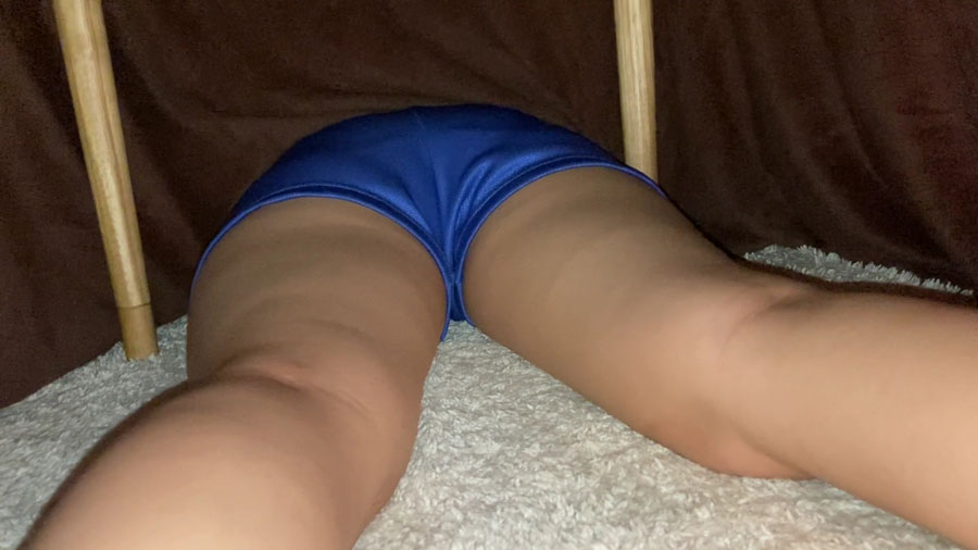 姉 こたつの中 体操服短パン うつ伏せお尻 後編