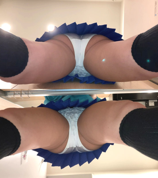 ミニスカ姿で仰け反りストレッチ中の姉を隠し撮りしました2 膝サポーターフェチ