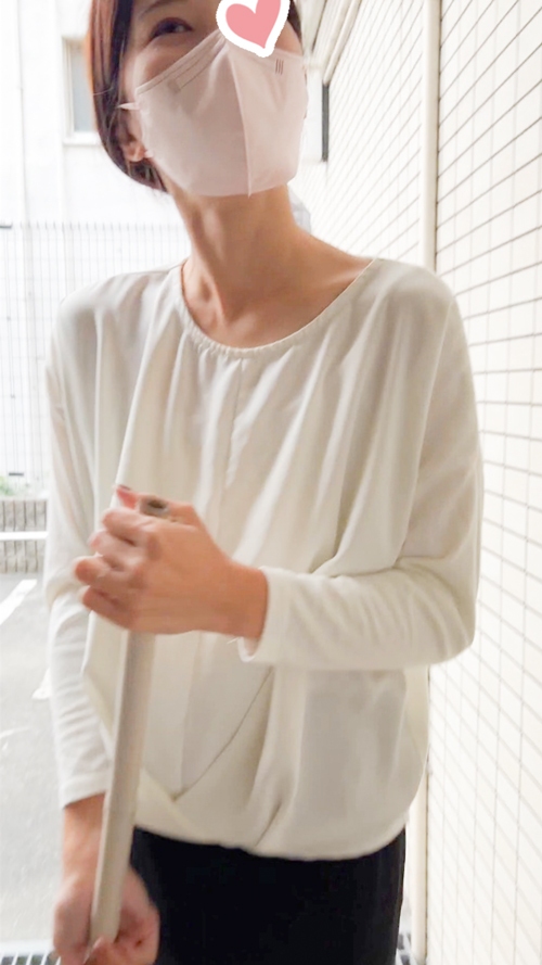 ノーパン・ノーブラ出勤/事務OL・Rさん【胸チラ・パンチラ】