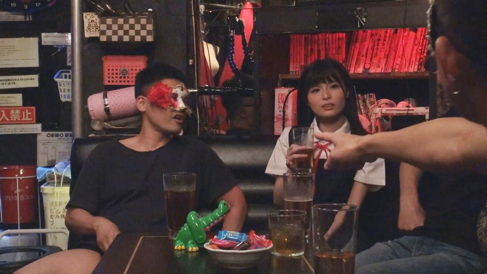 可愛い彼女が初ハプバーで同性の前でお〇んこ晒し赤面しっぱなし