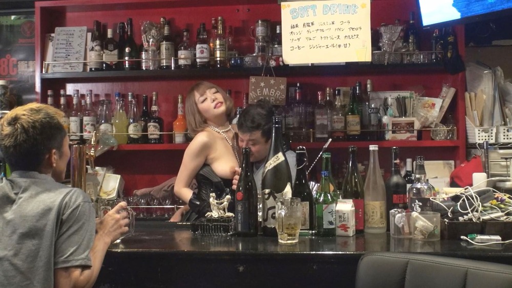 Barのmamaと開店前に3人で食事してから閉店後にお店で…