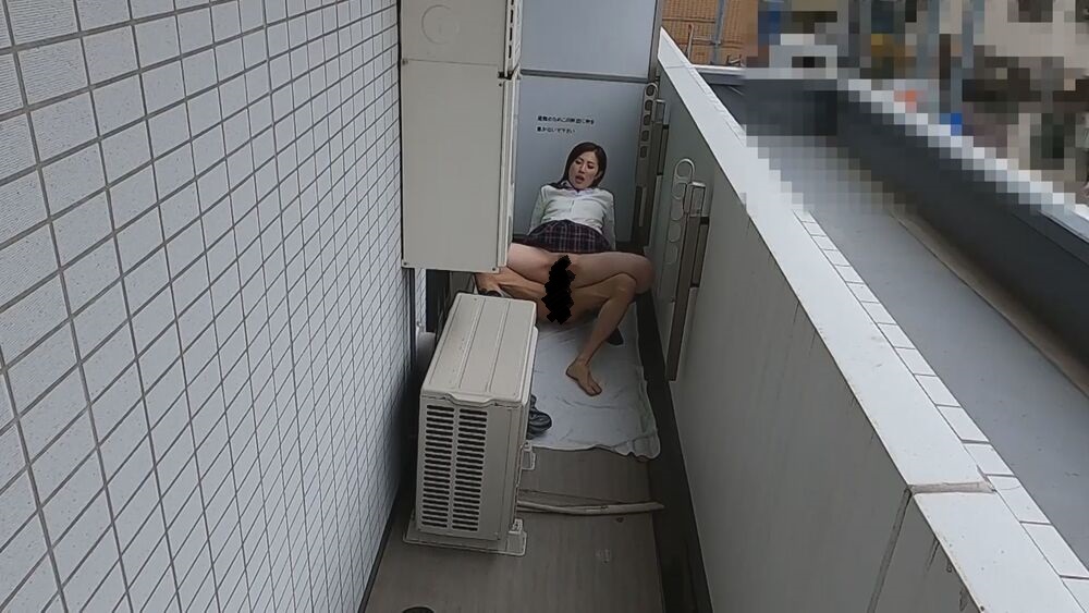 ベランダで昼間っからドキドキ野外SEX‼