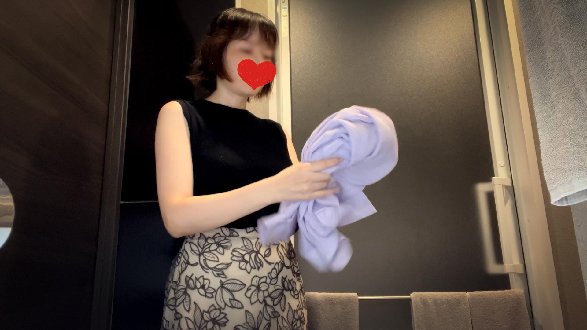 【脱衣所着替え】ボリューム満点！超美巨乳人妻の脱衣所着替え