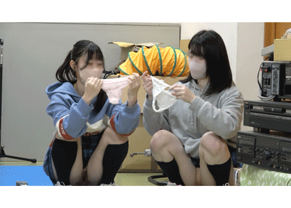 【2人顔出し！】体育館倉庫でぱんつ試着会！えろ下着丸出しでおま⚪︎こも丸見え！！