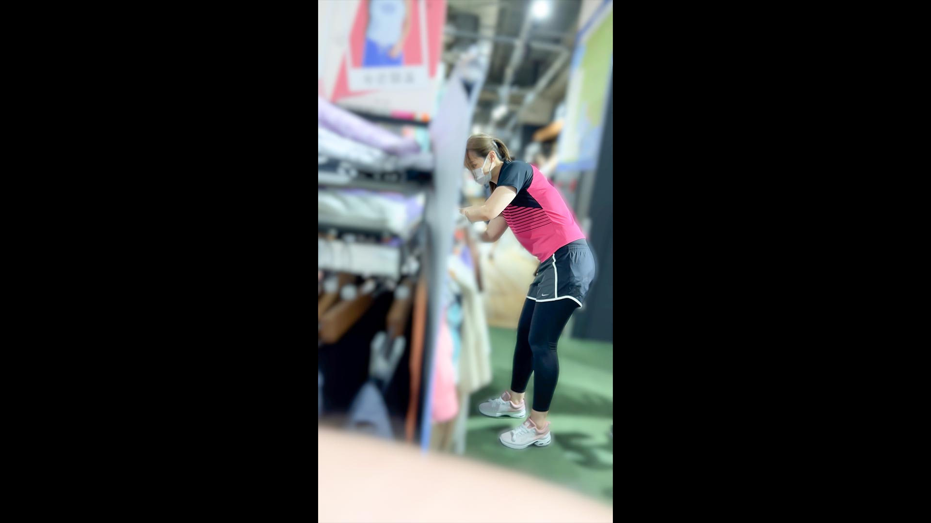 【店内接触vol.4前編】ランニングウェアの美人女性に接近▶︎個室で汗ばむムチムチボディと濃厚接触！