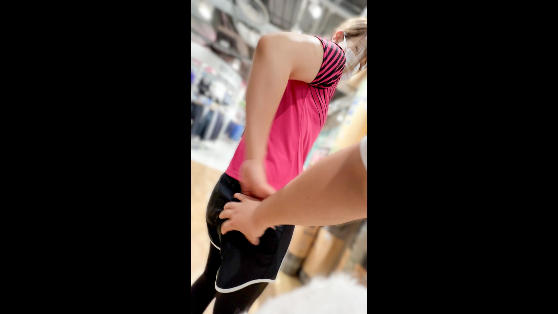 【店内接触vol.4前編】ランニングウェアの美人女性に接近▶︎個室で汗ばむムチムチボディと濃厚接触！
