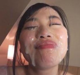 笑顔で元気な彼女のお顔に大量精子ぶっかけ‼