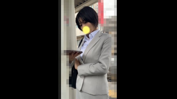 混雑する電車内で巨乳キャリア官僚にチンポを握らせ精液かける