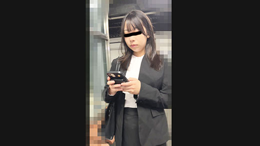 終電間際の電車内で残業でヘトヘトになった女にペニスを握らせる