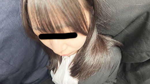 終電間際の電車内で残業でヘトヘトになった女にペニスを握らせる