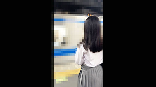 満員電車で知らないおじさんと密着ハグして無垢な手に精子をかけられる