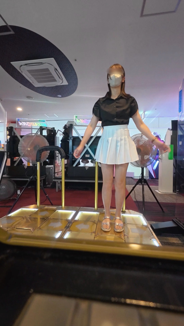 【ゲーセンでミニスカプレイ!!】ダンスゲームで運動下手炸裂www