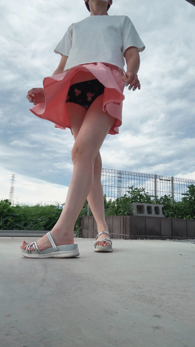【風チャレ♡】強風すぎwwwぴんくのミニスカくまちゃんパンツで思わず外に飛び出したよ！！！