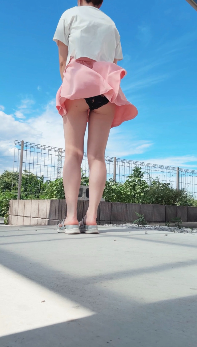 【風チャレ♡】強風すぎwwwぴんくのミニスカくまちゃんパンツで思わず外に飛び出したよ！！！