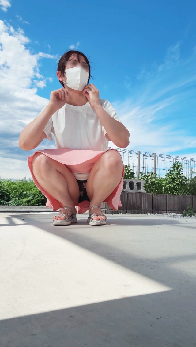【風チャレ♡】強風すぎwwwぴんくのミニスカくまちゃんパンツで思わず外に飛び出したよ！！！