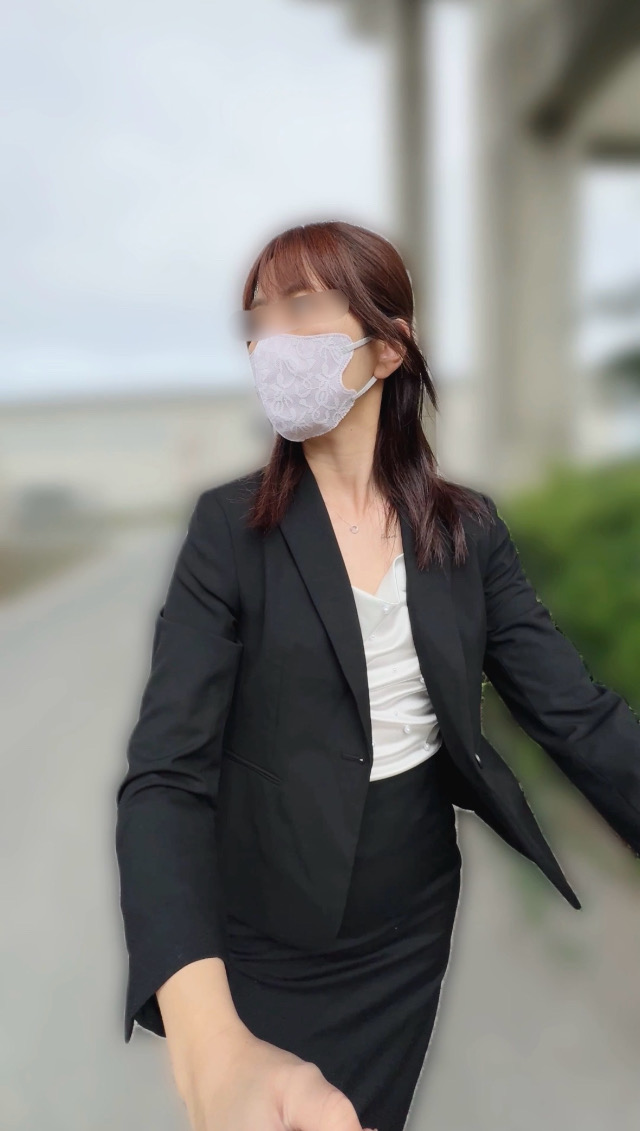スーツの下に隠してました…まさかの【レオタード姿】で脱ぎ脱ぎ
