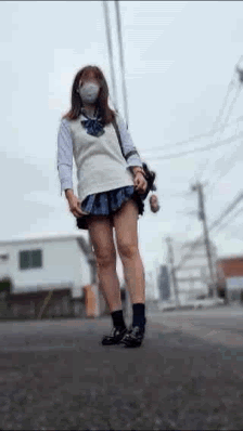 【青チェでお散歩】パンチラ歩き！いつの間にかパンツにシミが、、、