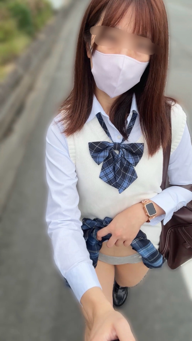 【青チェでお散歩】パンチラ歩き!いつの間にかパンツにシミが、、、